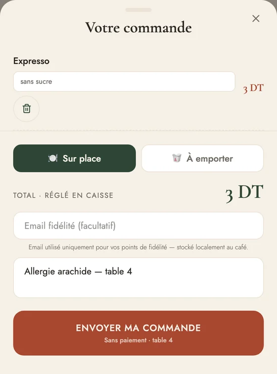 Le panier sur le téléphone du client : un expresso avec la note « sans sucre »,
               et une note de commande « Allergie arachide — table 4 »